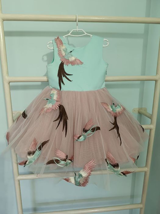 Шикарное платье на девочку 4-5 лет. Италия