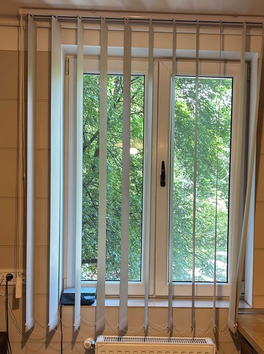 Jaluzele verticale crem cu sina 130 cm – complete, stare buna