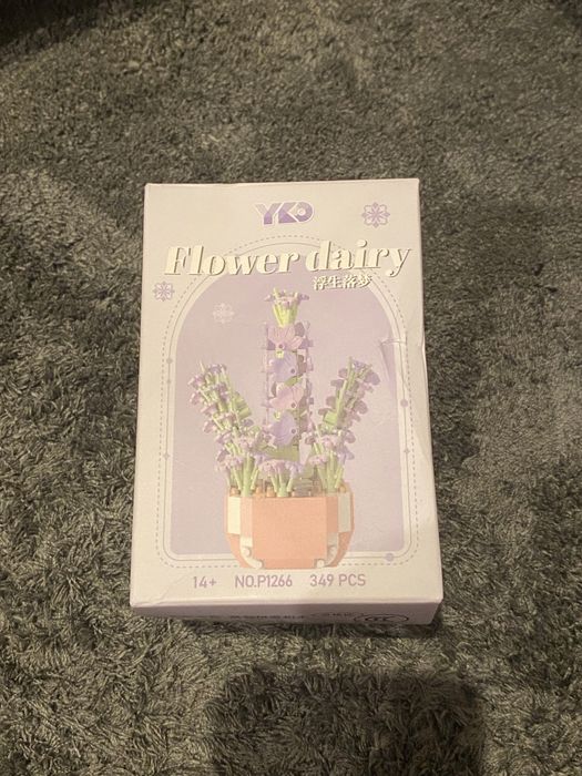 Лего лилаво цвете