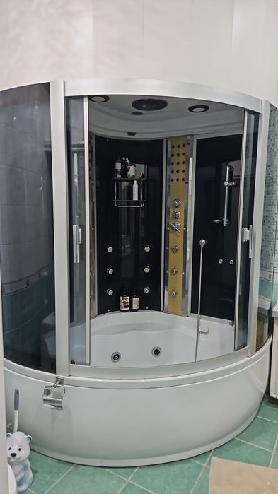 Угловая душевая кабина