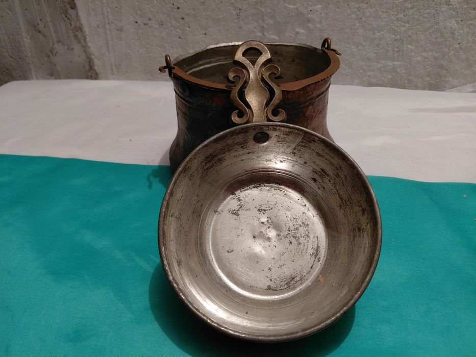 Стара медна посуда.