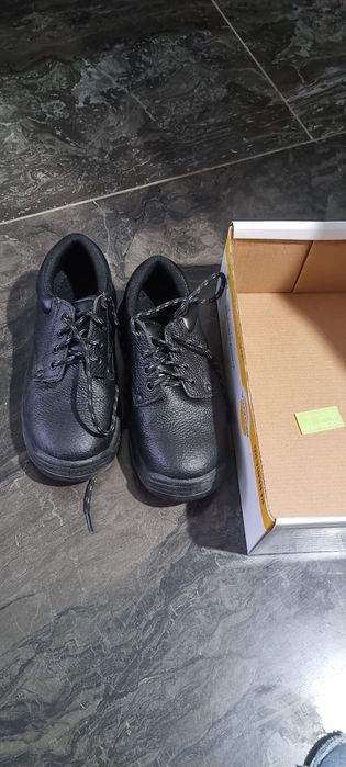 De vânzare bocanci de protecție noi.