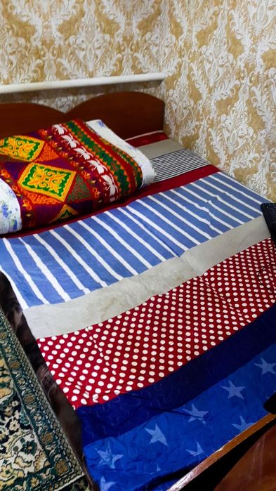 2 Кровати,подставка 2шт продается для телевизора