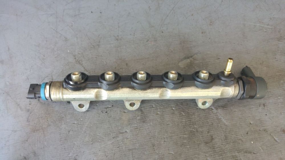 Rampa injectoare 2.0 dci m9r renault trafic 2 0445214114 8200426552