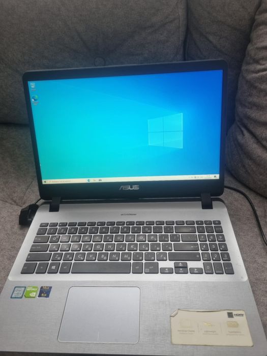 Лаптоп ASUS  Перфектен