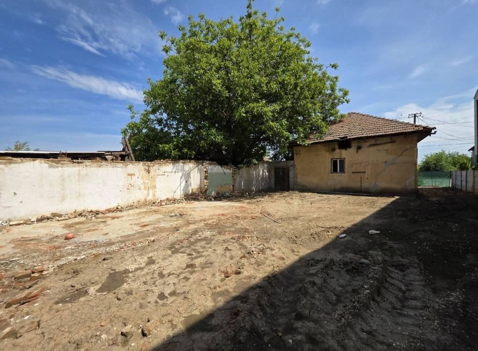 Casa cu beci, la strada principla in Podari, 4,5 km de Craiova