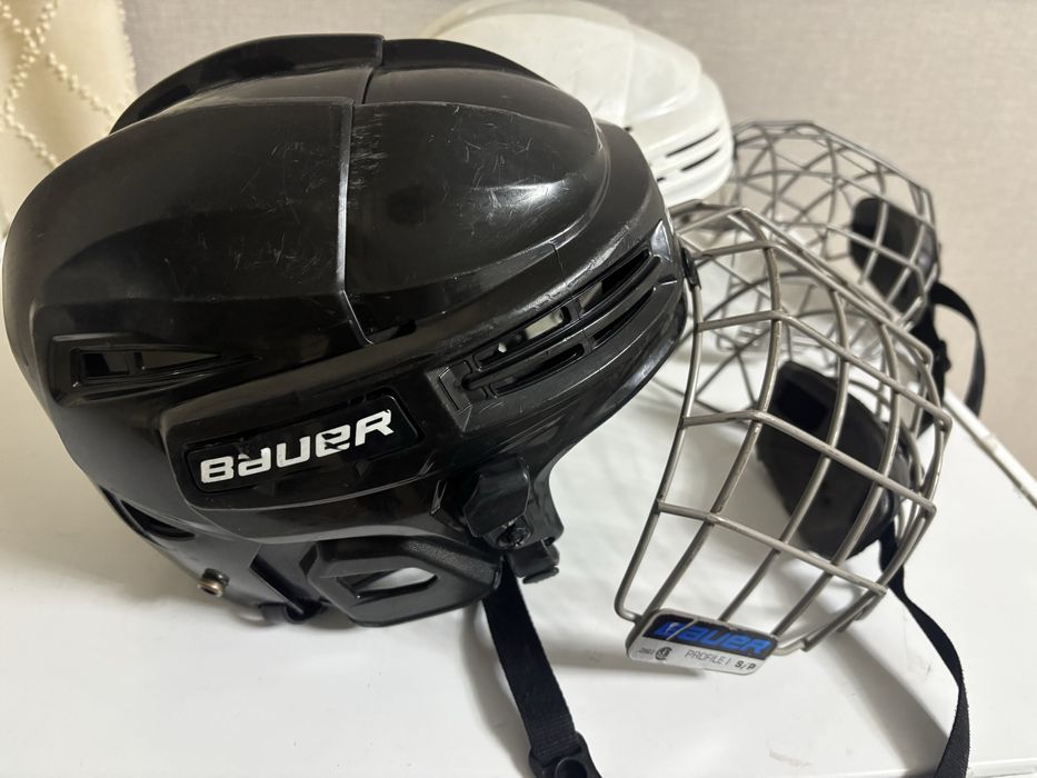 Продам шлем хоккейный