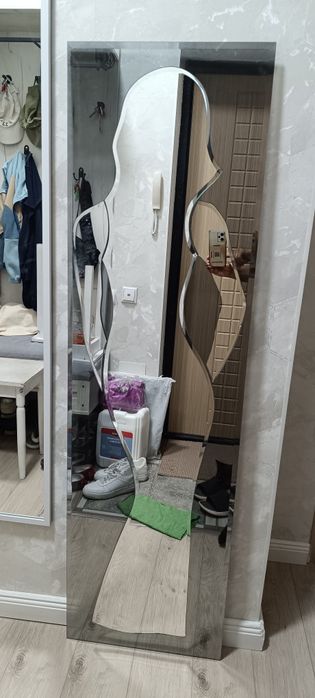 Зеркало с силуэтом женщины