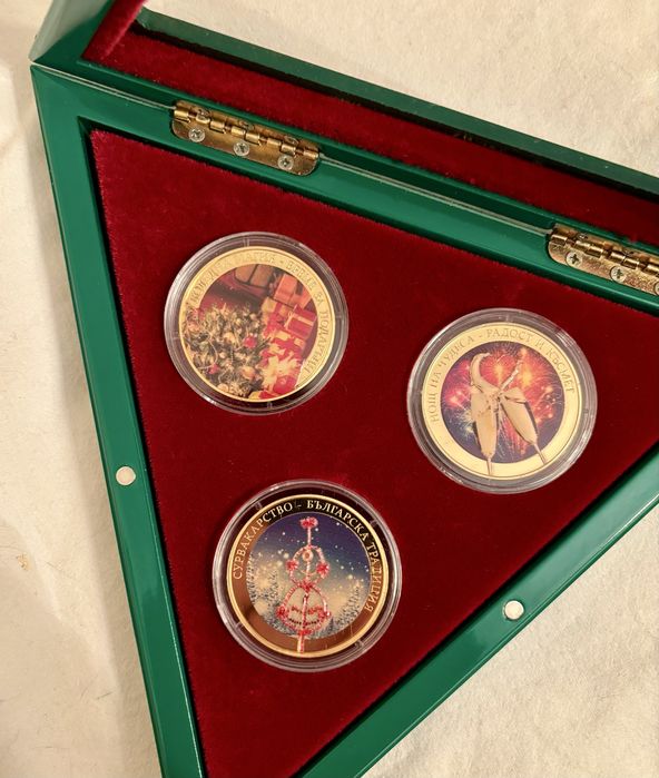 Комплект от три позлатени монети “Весели празници” със сертификат