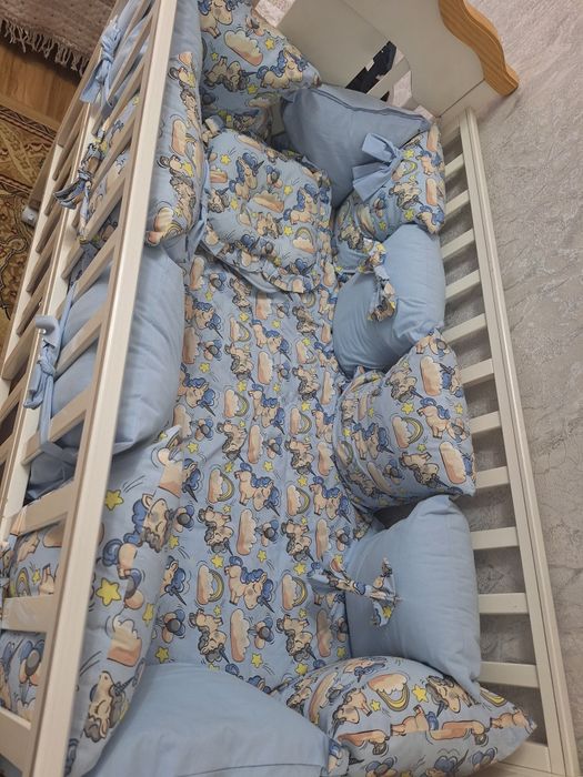 Деткая кроватка с постельным набором