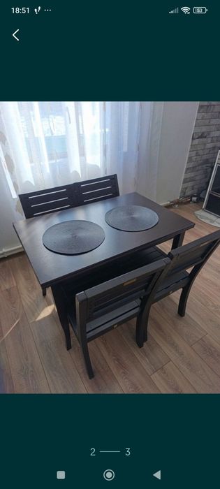 Masa extensibila cu 4 scaune, stare foarte buna.