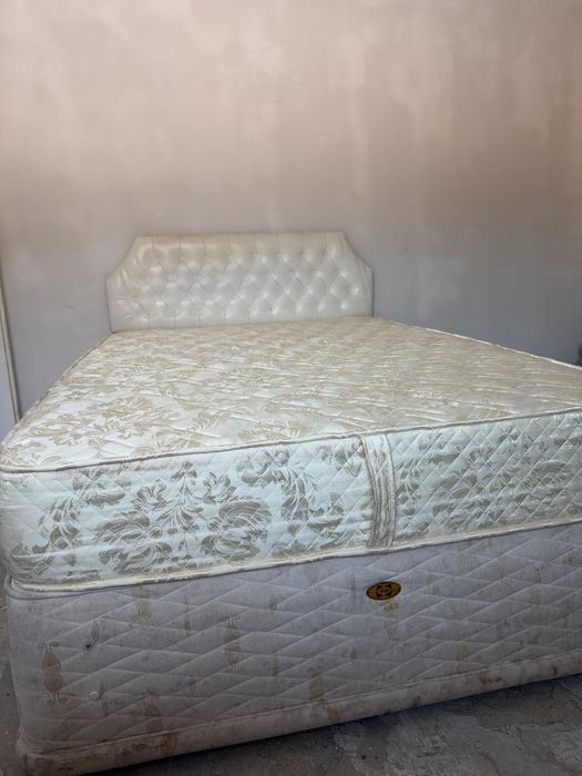 Vând pat în stare foarte bună