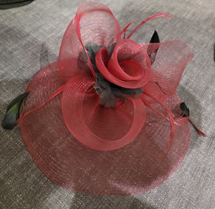 Карнавална шапка - с воал и пера