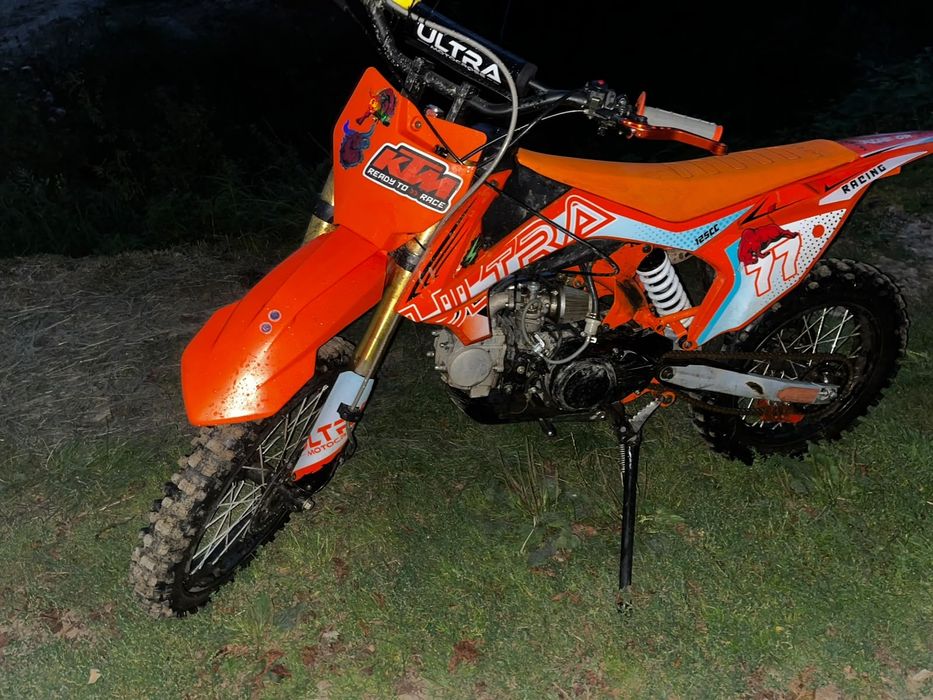Moto cross cu cască scimb cu animale