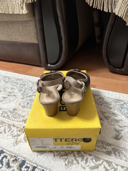 Продам босоножки