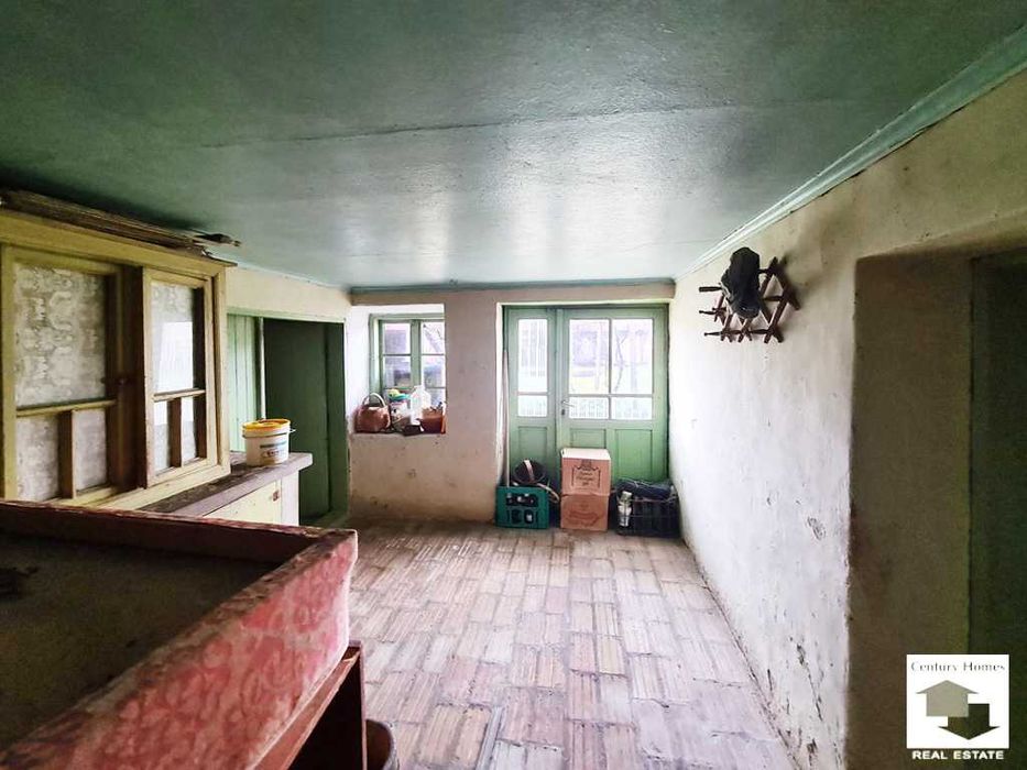 140333 Двуетажна къща с кладенец и гараж в с. Долна Липница