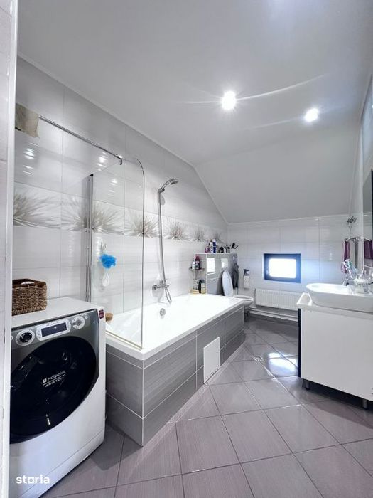 Vila Superba pentru 2 familii /9 Camere /Curte 721