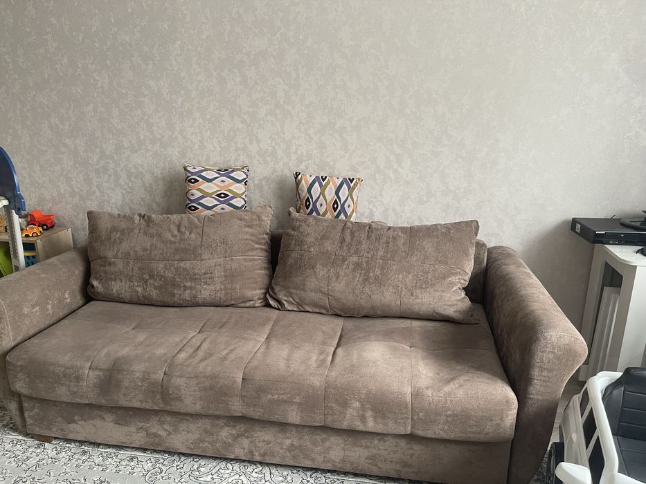 Горка для гостиной и диван