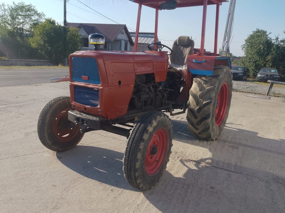 Vând 2 tractoare perfect funcționale