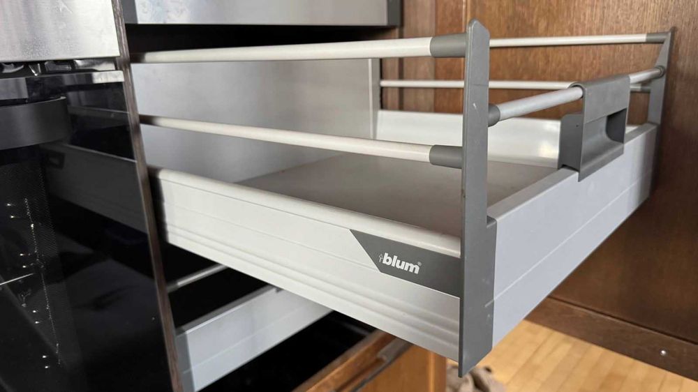 Кухненско обзавеждане с вградени уреди