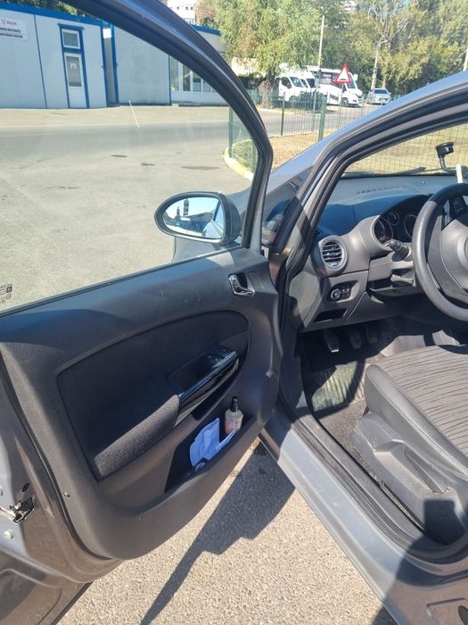 Opel corsa ,an de fabricație 2014 benzina  motor 1.2 culoarea gri,