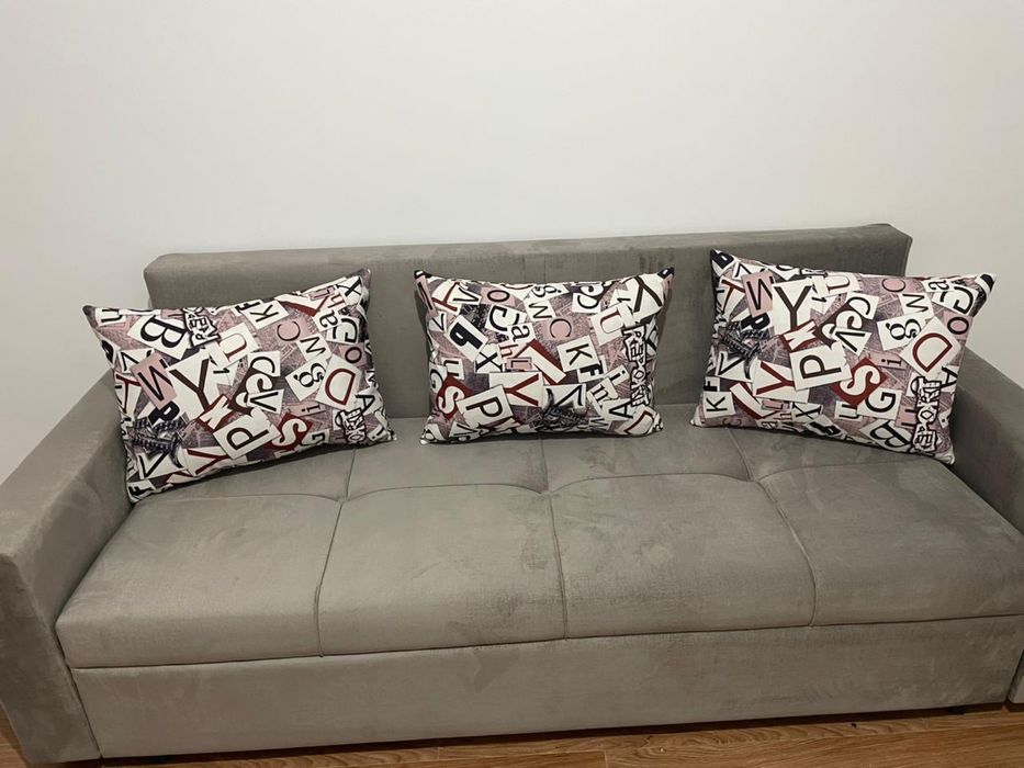 Диван с подушками удобный