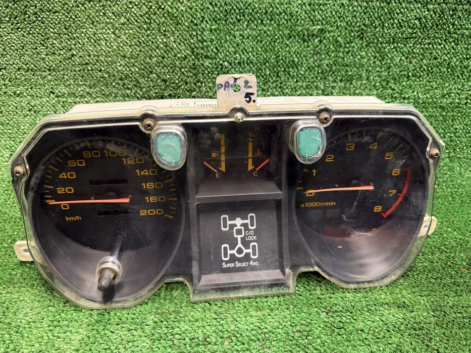 Щиток приборов на паджеро