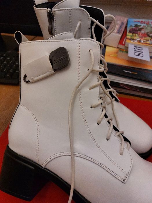 Ghete noi,imblanite, model deosebit, cutia originala