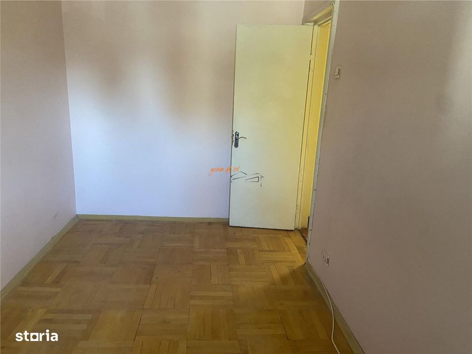 Apartament 4 camere , zona cartier Sud , et 1 , 60 mp , liber
