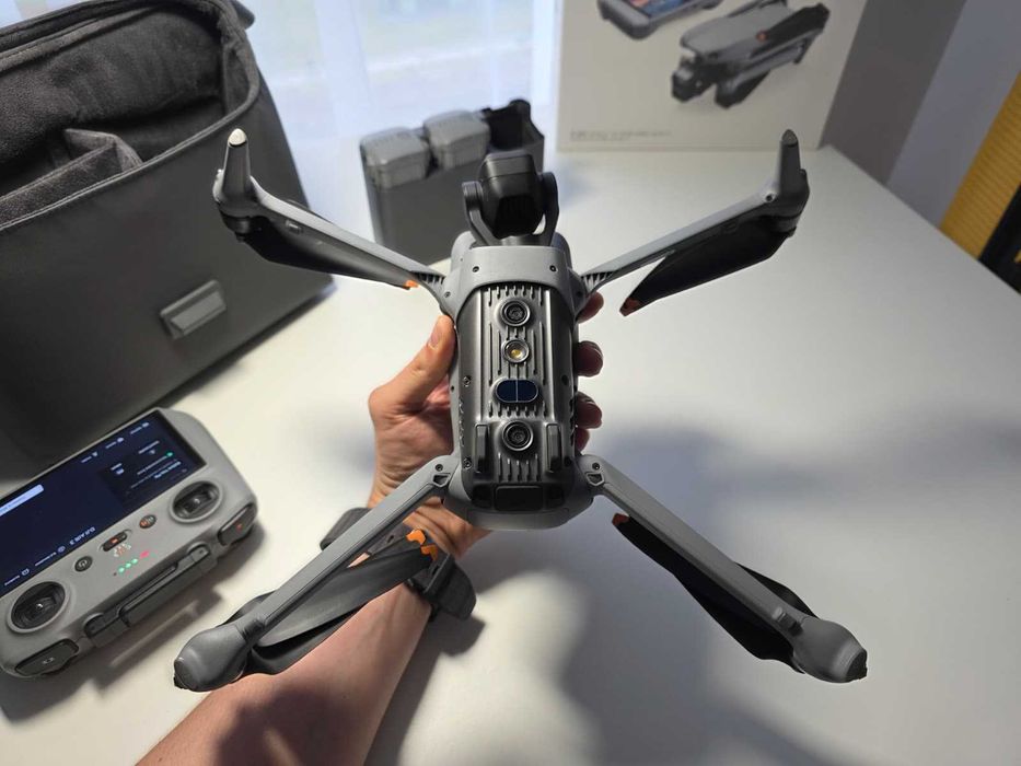Drona DJI Air 3 Fly More Combo (RC2 controller)