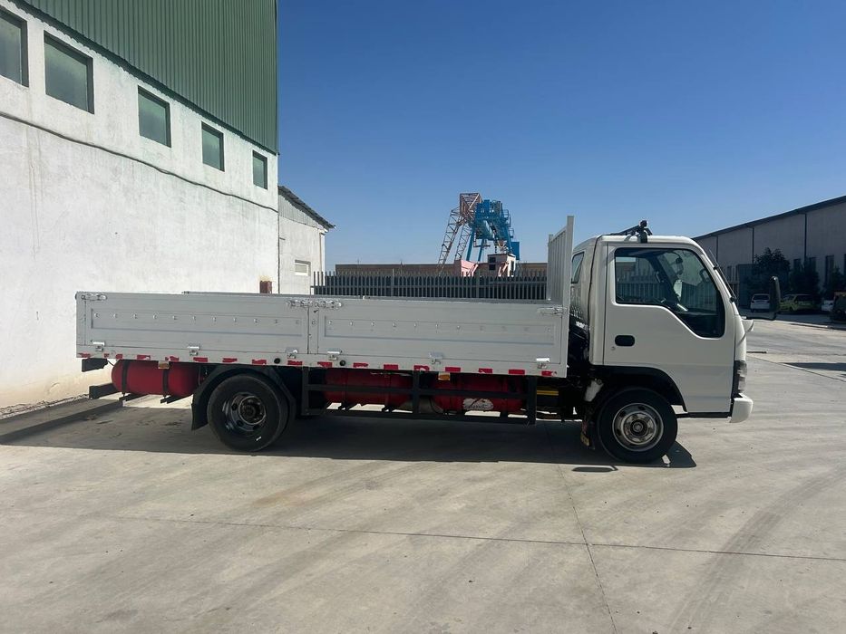 Isuzu yuk mashinasi sotiladi