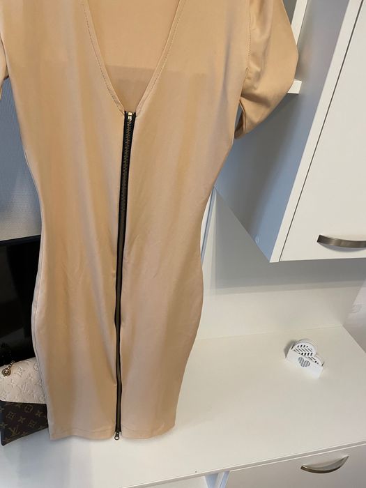 Рокли в бежово и червено