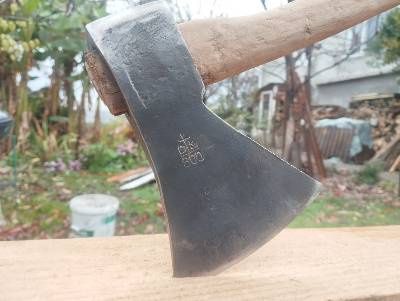 Стара брадва с маркировка