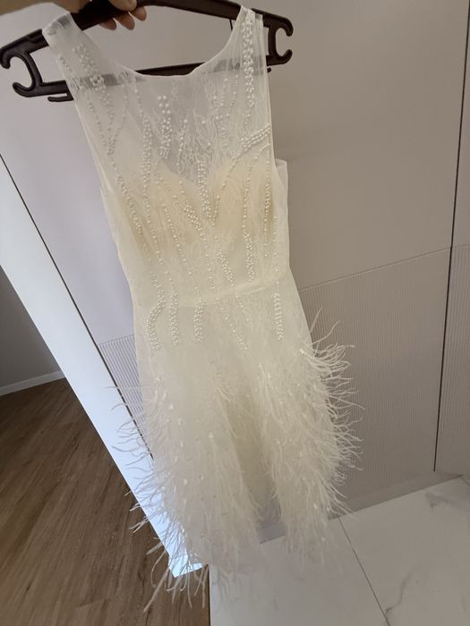 Продам платья с перьями