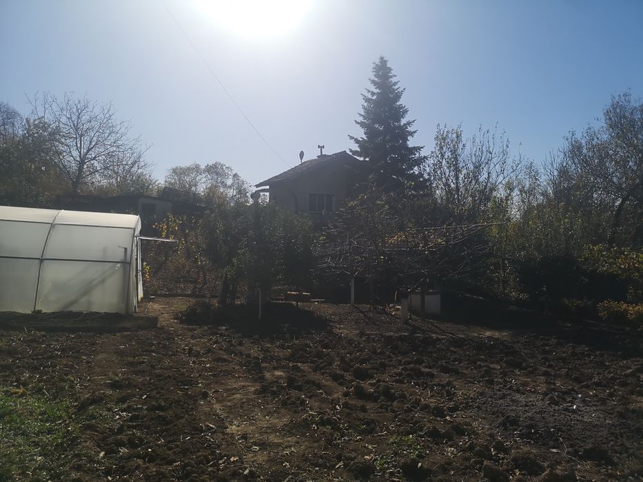 Продавам къща в Гр. Лом местност Садовете с двор 1500 кв