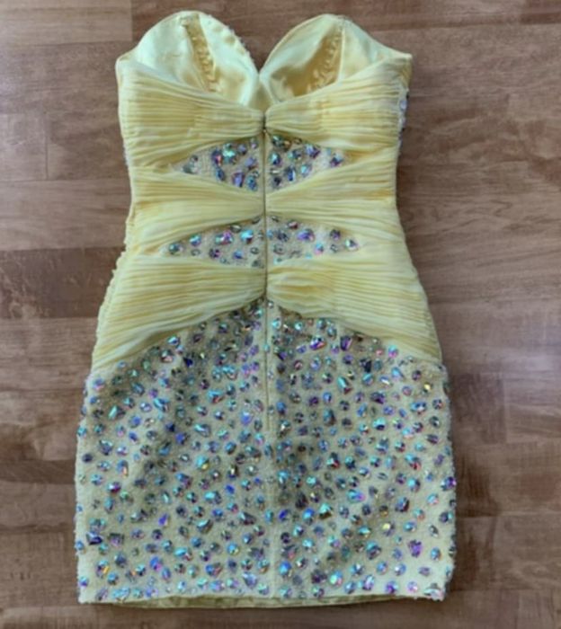 Рокля, жълта с камъни