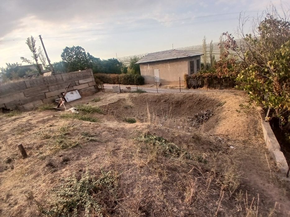 Yer sotiladi 6 sotih dacha uchun.