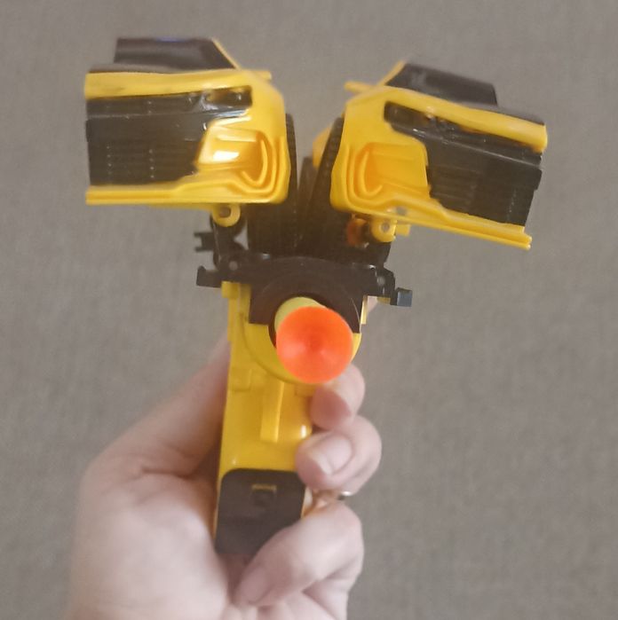 Бъмбълби Трансформърс кола-пистолет + два пистолета - изстрелвачки