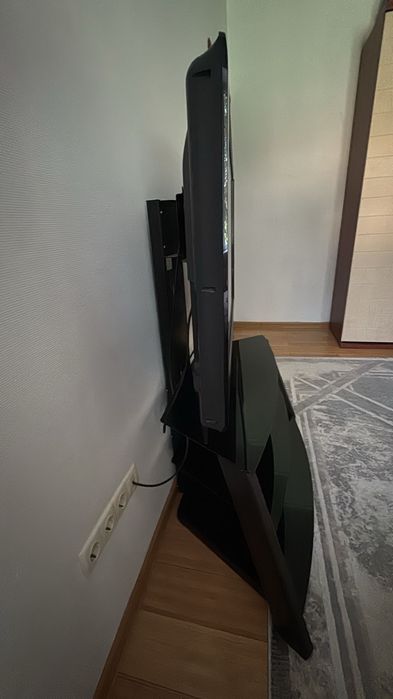Телевизор LG с подставкой