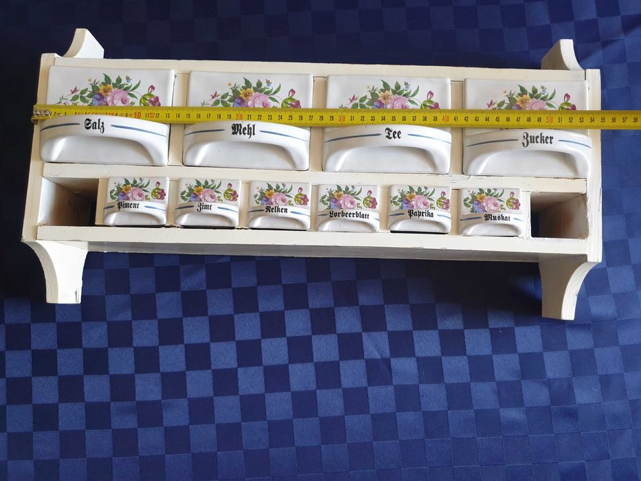 Шкафче за подправки с порцеланови чекмеджета и съдове за терин