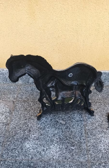 Statuie din Fonta , Opritor pentru Ușa