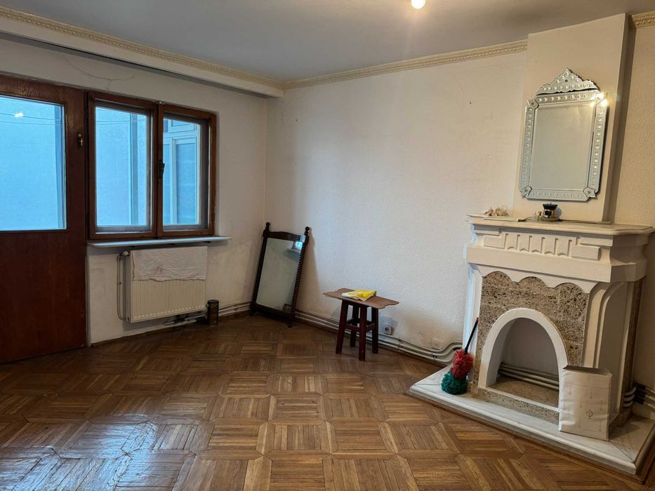 Direct proprietar apartament 4 camere et.2 decomandat centru Targu Jiu