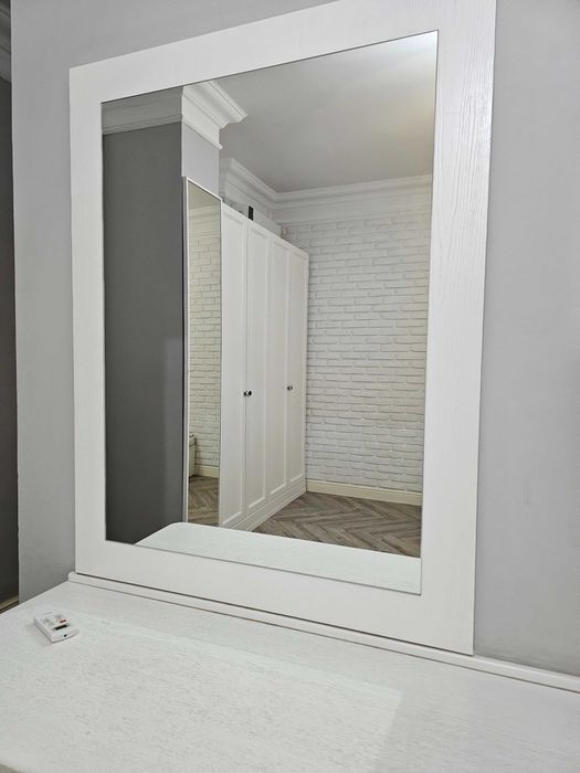 Стильное настенное зеркало в белой раме