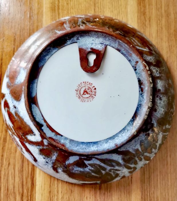 Порцеланова чиния с бронзов обков флорален мотив мраморизирана патина