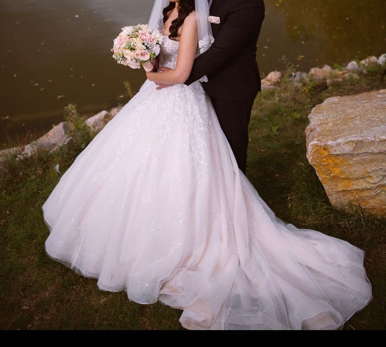 Rochie de mireasa cu trena, culore ivory.