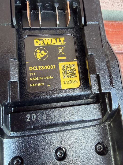 Dewalt nivela cu 3 linii