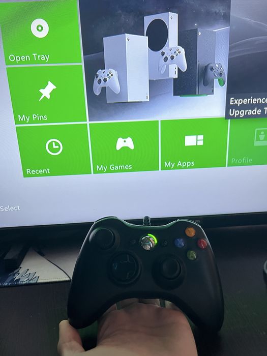 Xbox 360 E + 2 Controllere + Cabluri