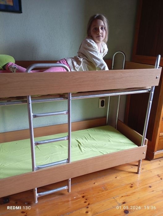 Продавам двуетажно  детско легло