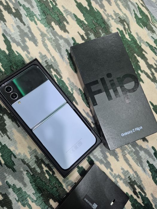 Самсунг ZFlip 4, корпус идеальный, экран сломан.