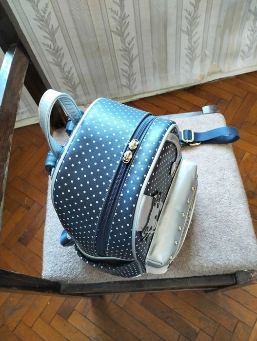 Продавам дамска раничка